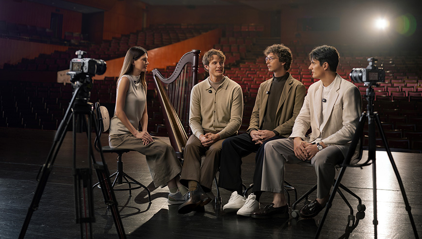 System mikrofonów bezprzewodowych DJI Mic 3 2 TX + 2 RX + Etui ładujące czarny grafika przedstawia aparaty nagrywające wywiad na scenie